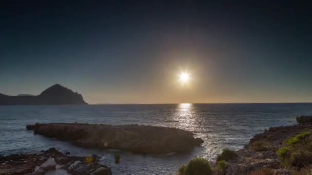 Loopable vídeo of sun rising and setting in sky above Mediterranean sea — Vídeo de Stock