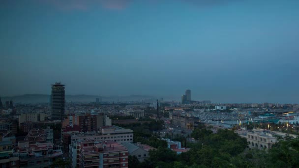 Loopbare video van dag tot nacht stadsgezicht, Barcelona, Spanje — Stockvideo