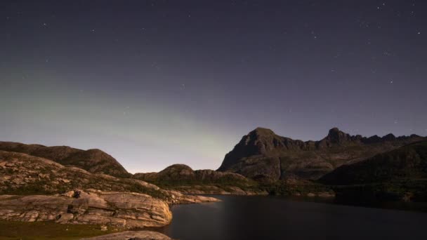Pętla wideo zorzy polarnej nad górami, Norwegia — Wideo stockowe
