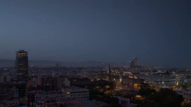 Gündüzden geceye çevrilebilir şehir manzarası, Barselona, İspanya