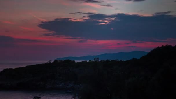 Pętla wideo z chmurami poruszającymi się po niebie o zachodzie słońca nad górami — Wideo stockowe