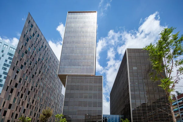 Gratte-ciel avec nuages dans le ciel, Barcelone, Espagne — Photo