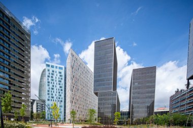 Gökyüzü bulutlu gökdelenler, Barselona, İspanya