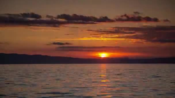 Loopable video av moln som rör sig i himlen vid solnedgången över Medelhavet — Stockvideo