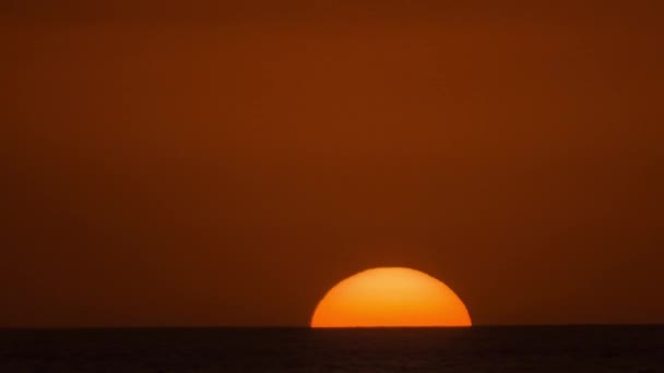 Video Loopable de nubes moviéndose en el cielo al atardecer sobre el mar Mediterráneo — Vídeos de Stock