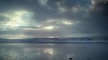Akdeniz üzerinde gün batımında gökyüzünde hareket eden bulutların çevrilebilir videosu