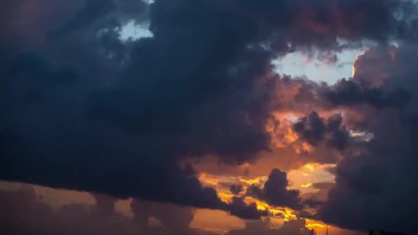 Schlupfbares Video von Wolken, die sich bei Sonnenuntergang am Himmel über dem Mittelmeer bewegen — Stockvideo