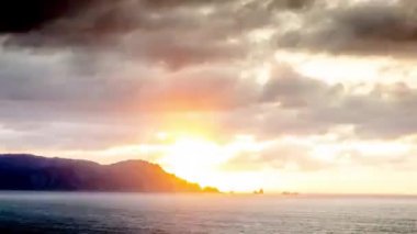 Akdeniz üzerinde gün batımında gökyüzünde hareket eden bulutların çevrilebilir videosu