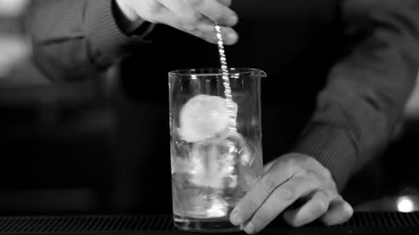Barman schudden cocktail in cocktailshaker in bar zwart-wit — Stockvideo