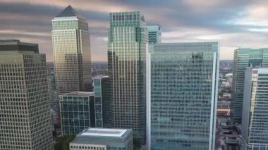 Canary Wharf, Docklands, Londra 'nın hızlandırılmış görüntüleri.