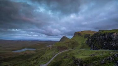 Quiraing dağlarında hareket eden bulutların döngüsel videosu, Skye Adası, İskoçya