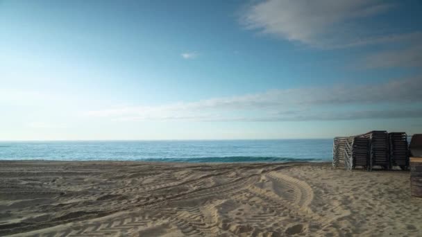 Praia de areia com mar, Barcelona, Espanha — Vídeo de Stock