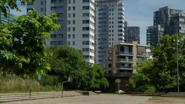 Terreno deportivo vacío con bloques de apartamentos — Vídeo de stock