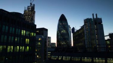 The Gherkin, London, England, İngiltere 'nin günden geceye zaman döngüsü.