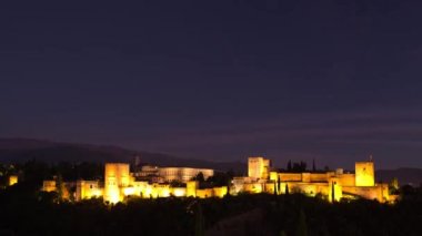 Alhambra, Granada, İspanya üzerinde hareket eden bulutların döngüsel videosu