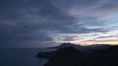 Cabo de Gata Nijar, Endülüs, İspanya kıyı şeridi üzerindeki bulutların döngüsel videosu