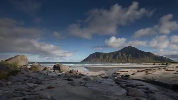 Loopable video mraků a hor na pláži Lofoten, Norsko — Stock video