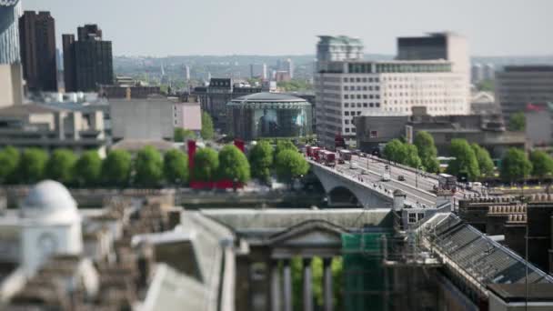 Tilt shift timelapse of traffic on bridge, Londra, Inghilterra — Video Stock