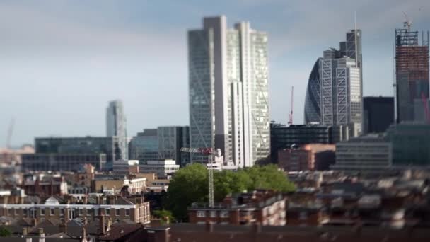 Πάνω από ουρανοξύστες και αστικό τοπίο, Λονδίνο, Αγγλία, Ηνωμένο Βασίλειο — Αρχείο Βίντεο