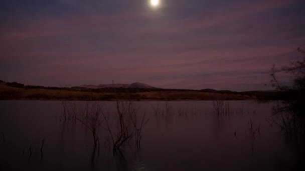 Luna de vídeo Loopable moviéndose sobre el lago, Sierra Nevada, Granada, España — Vídeos de Stock