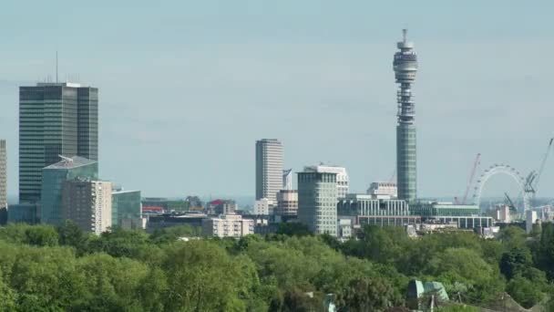 BT Tower ve şehir manzarasının zaman ayarlı videosu, Londra, İngiltere, İngiltere — Stok video