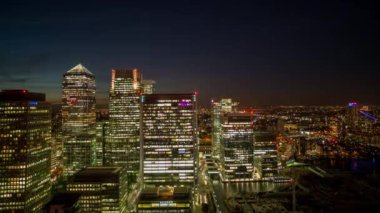 Canary Wharf, Docklands, Londra 'nın hızlandırılmış görüntüleri.