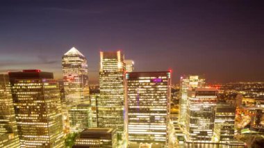 Canary Wharf, Docklands, Londra 'nın hızlandırılmış görüntüleri.