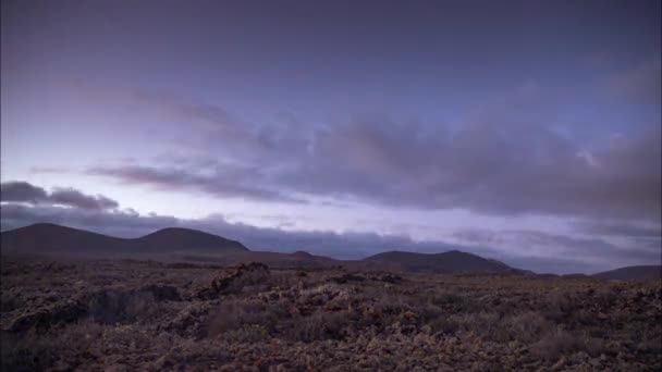 Fuerteventura 'da çölün üzerindeki bulutların çevrilebilir videosu — Stok video
