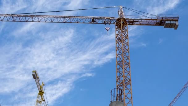 Timelapse footage of clouds in sky with construction crane — Stock Video