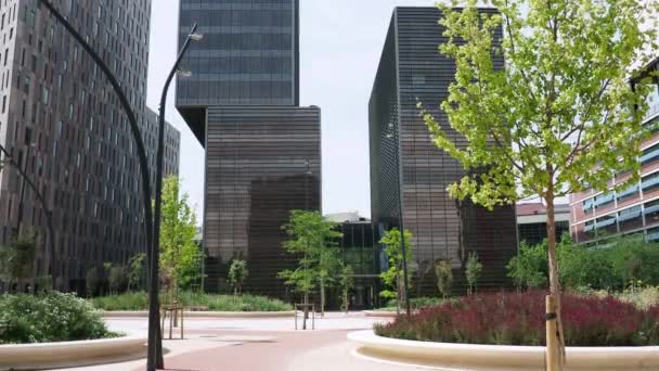 Wolkenkrabbers en bomen in het centrum, Barcelona, Spanje — Stockvideo