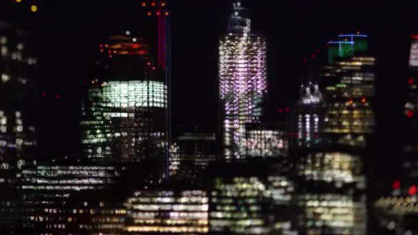 Глючащее видео освещённых городских зданий, Лондон, Англия — стоковое видео