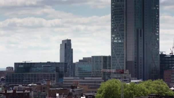 Schwenken direkt über Wolkenkratzer und Stadtbild, London, England, UK — Stockvideo
