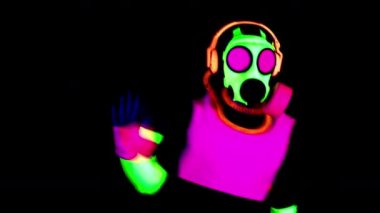 Kulüpte çıldıran gaz maskesi takan biri.