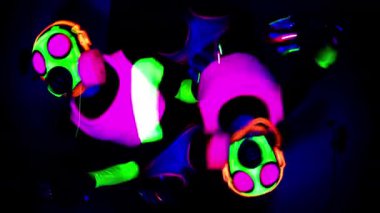 Kulüpte çıldıran gaz maskesi takan biri.