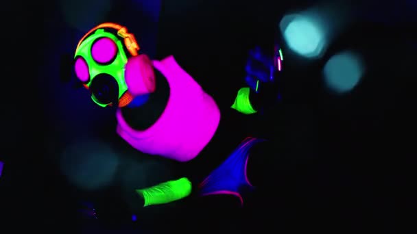 Persona con máscara de gas delirando en el club — Vídeos de Stock