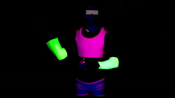 Person in neonfarbener Kleidung tobt in Club — Stockvideo