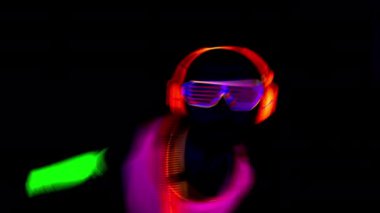 Kulüpte çılgın neon elbiseler giyen biri.