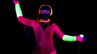 Kulüpte çılgın neon elbiseler giyen biri.