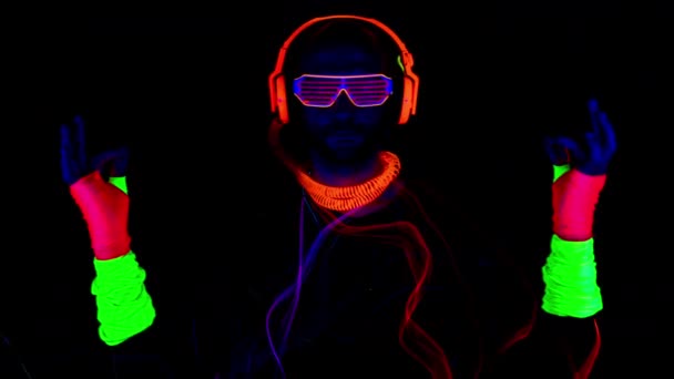 Persona che indossa vestiti al neon delirante nel club — Video Stock