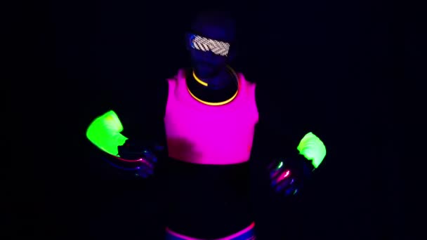 Person in neonfarbener Kleidung tobt in Club — Stockvideo