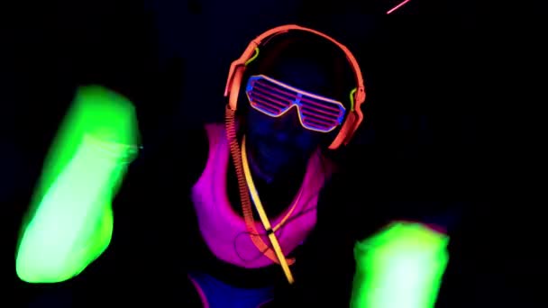 Persona che indossa vestiti al neon delirante nel club — Video Stock