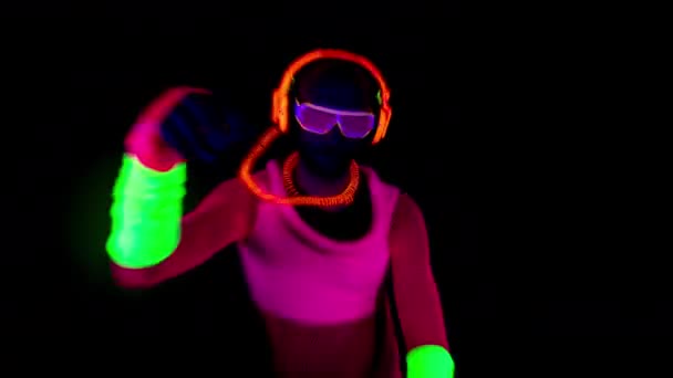 Persona che indossa vestiti al neon delirante nel club — Video Stock