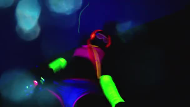 Persona che indossa vestiti al neon delirante nel club — Video Stock