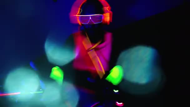 Orang memakai pakaian neon mengoceh di klub — Stok Video