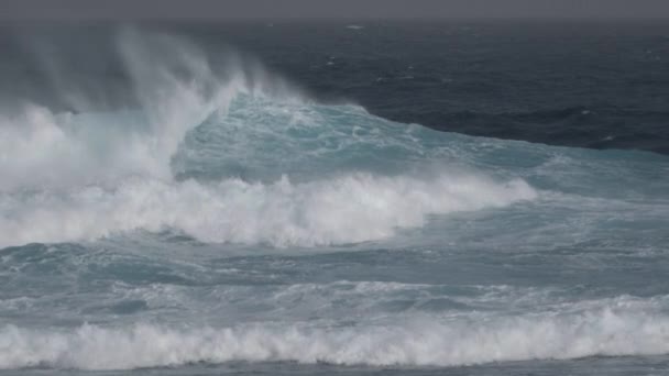 Movimiento lento de olas rompiendo, Fuerteventura . — Vídeo de stock