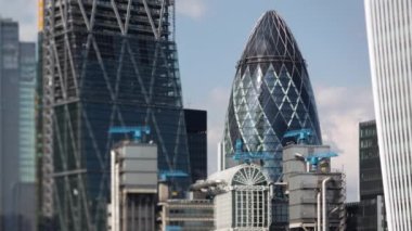 Şehir manzarası, Londra, İngiltere ve İngiltere 'nin bir ileri bir geri videoları.