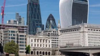 Şehir manzarası, Londra, İngiltere ve İngiltere 'nin bir ileri bir geri videoları.