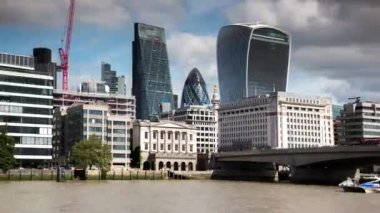 Şehir manzarası, Londra, İngiltere ve İngiltere 'nin bir ileri bir geri videoları.