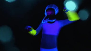 Kulüpte çılgın neon elbiseler giyen biri.