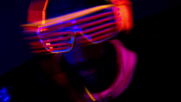 Person klädd i neonkläder som rasar i klubben — Stockvideo